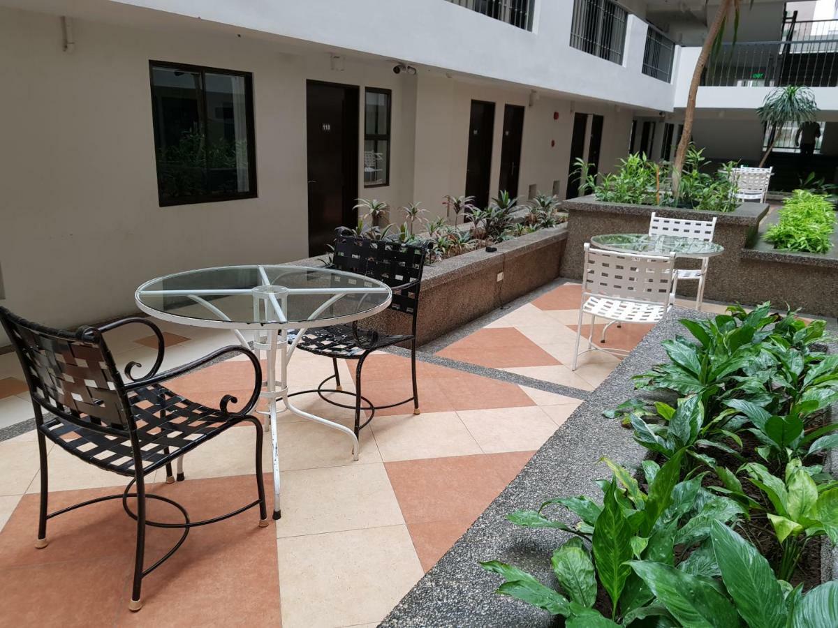 Heart Of The City Studio With Balcony Davao City Esterno foto